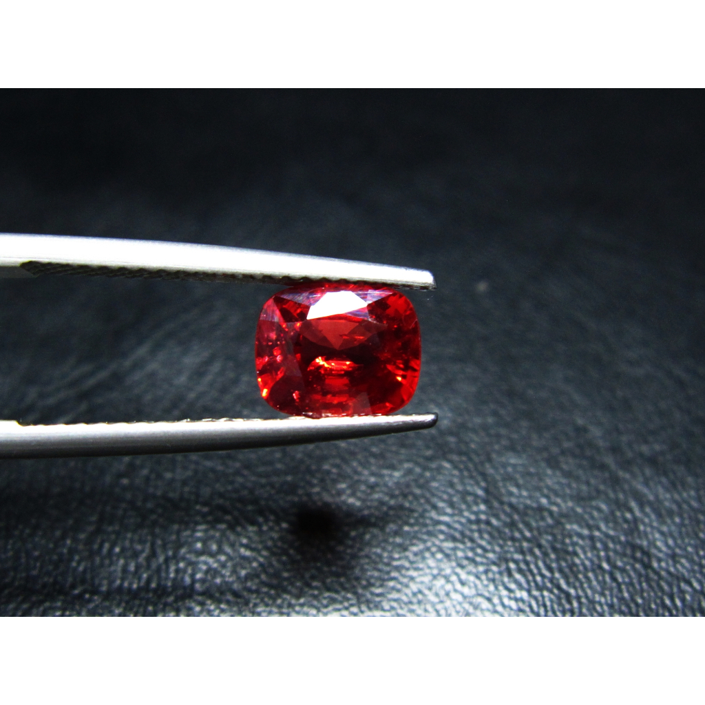 紅色尖晶石 Spinel 超強紅螢光反應 絕地武士 枕形 1.5 【Texture &amp; Nobleness 低調與奢華】