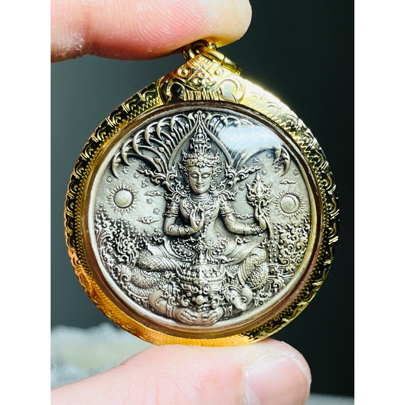 泰國佛牌 神級藝術家 靈光寺 白廟 阿贊查倫猜 2550年“超級鉅富”澤度金 3.5cm 純銀版本 已包防水金殼
