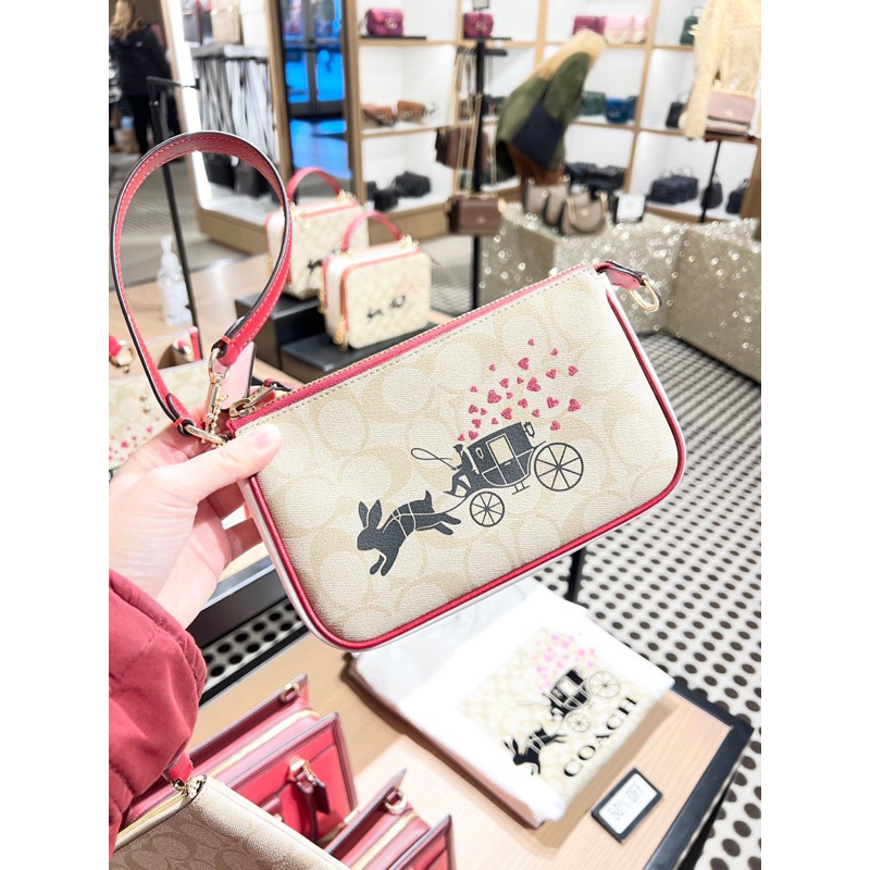 🔥卡拉國內外代購🔥預購 Coach 兔年限定商品 Nolita 19 手提包/腋下包