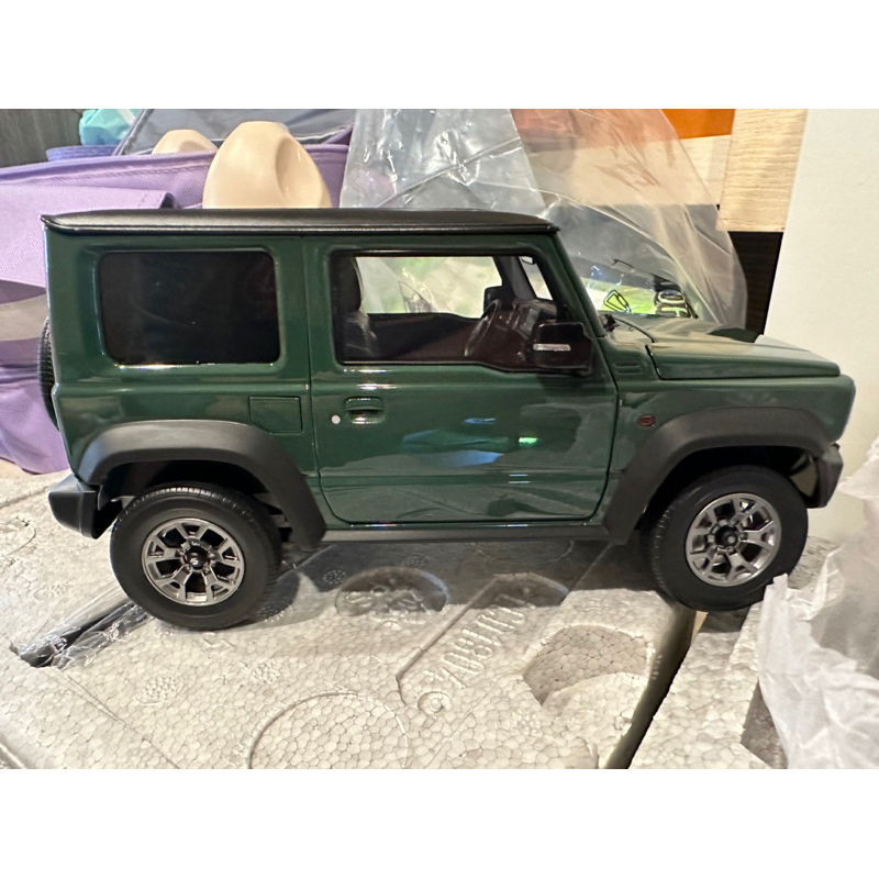 LCD 1:18比例的 Suzuki Jimny模型（軍綠 全新