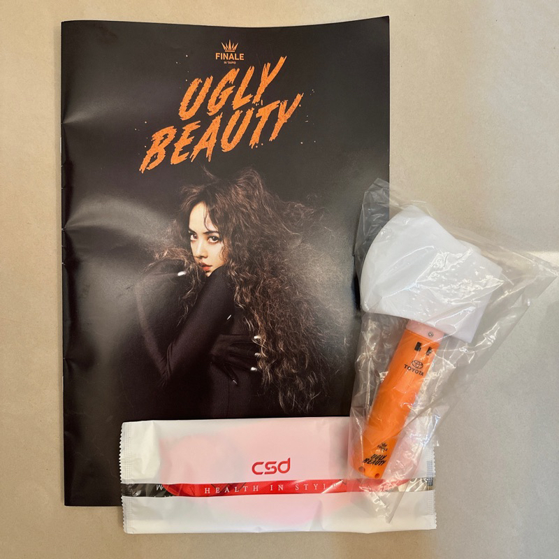 二手《Jolin 蔡依林 UGLY BEAUTY 世界巡迴演唱會》橘色斧頭手燈+紅色口罩+刊物 (組合售)