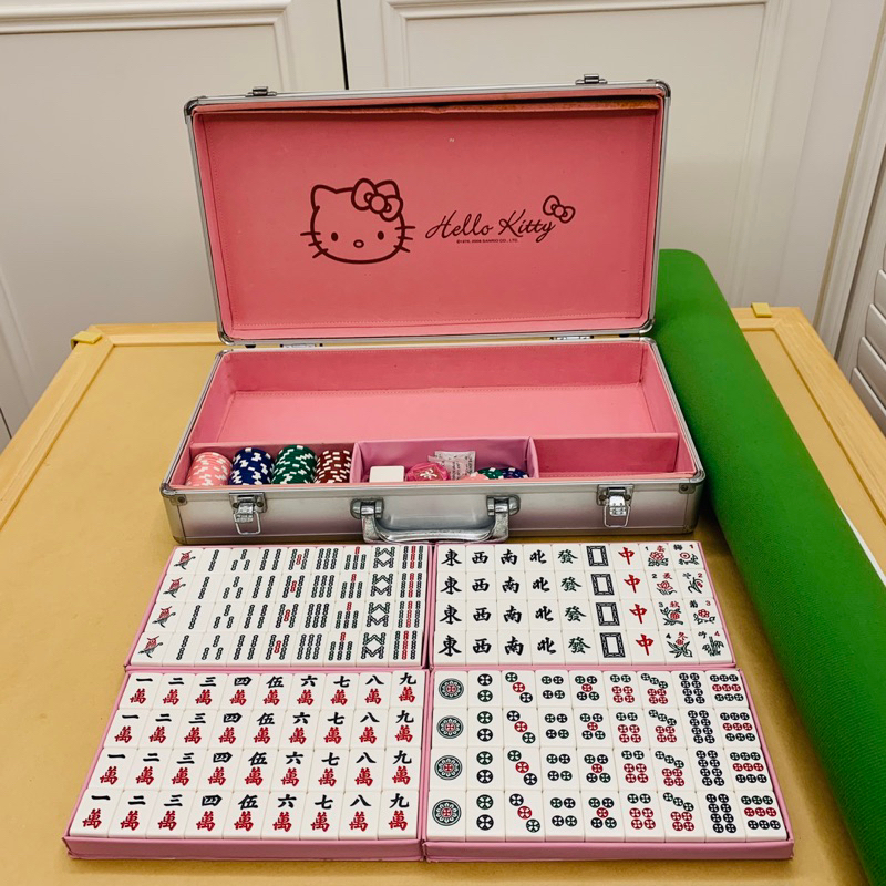 二手麻將 限自取 鐵盒精裝版 Hello Kitty  凱蒂貓 保存良好 品項如圖沒有附排尺桌布 尺寸過大限自取面交