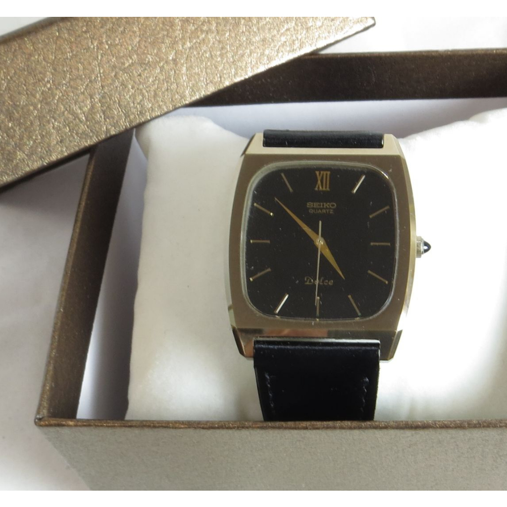 ੈ✿ 精工錶 SEIKO 男石英錶 DOLCE系列 日本製 方型錶款 超硬特殊鋼 玫瑰色錶殼不易刮傷 亮晶晶 新皮錶帶