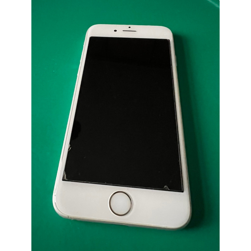二手蘋果手機iPhone 6S 64G銀色，可以北部面交，照片中破損的是螢幕保護貼
