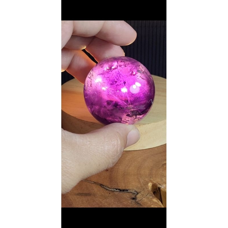 紫水晶球（附球座）紫晶球是由大他5～6倍的紫晶柱，保留最頂尖的料拋磨成圓球狀，這顆晶體濃郁帶彩虹光，無摳感且帶滿上帝指紋