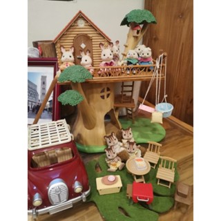 正版森林家族樹屋，含二層樹屋，3組模擬動物（內含絕版品豬豬) ，模擬骨董車1臺，模擬野餐桌椅組