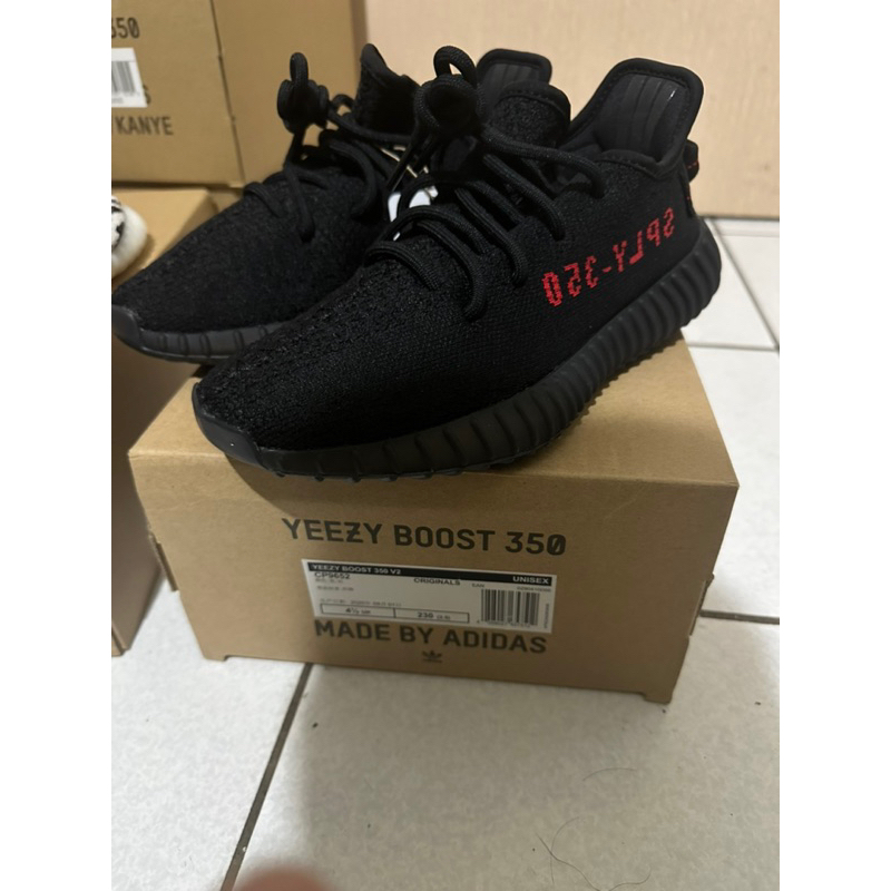 YEEZY 350 V2黑底紅字尺寸23 cm