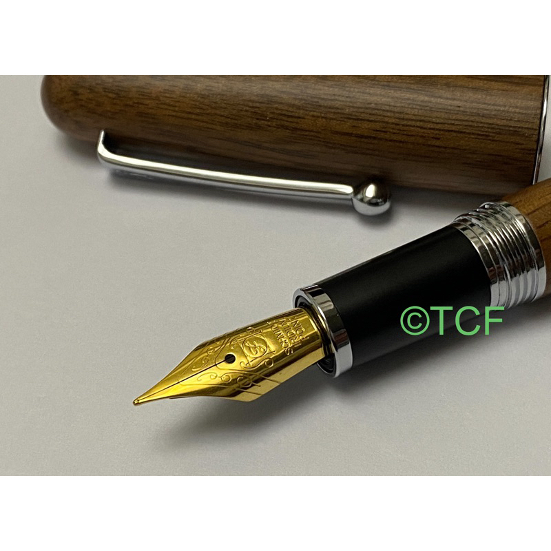 金色！筆尖升級! 德國🇩🇪製筆尖！中號木質鋼筆 胡桃木鋼筆 採用Schmidt #6鍍金不銹鋼 F尖 適合日用的好鋼筆！