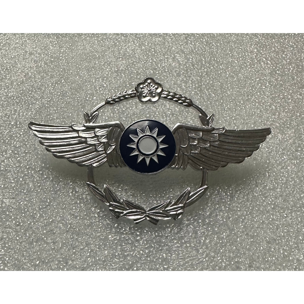 可欣寶島精品：銀色空軍儀隊中型軍徽徽章（鋁質/國徽為鋁質上漆/寬約8公分高約5公分）