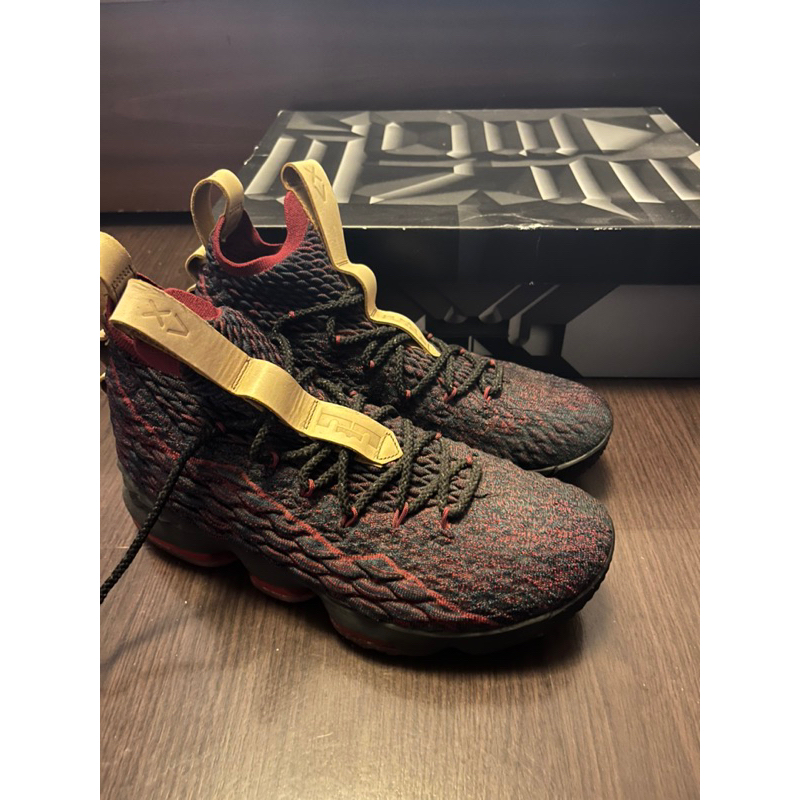 lebron xv ep 15  9.9成新 26.5公分經典款 有鞋盒