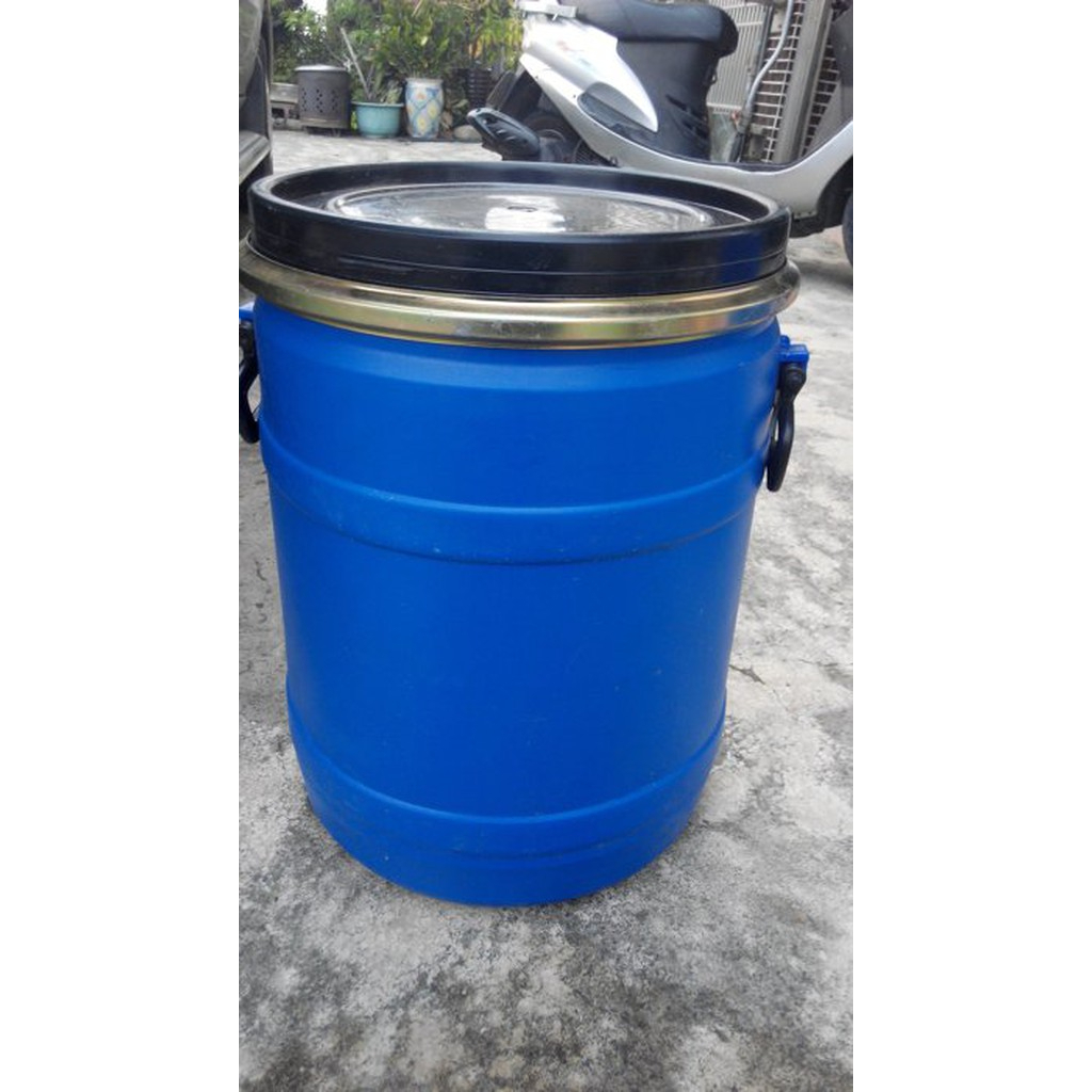 售2個塑膠空桶(使用過)A約為40公升，最大口徑約34公分，高度約48公分，蓋子及可迫緊，桶子外表如圖因