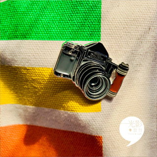 【光影旅行】Pentax 67 II Camera Pin底片相機小徽章 別針中片幅 濱田英明120 負片