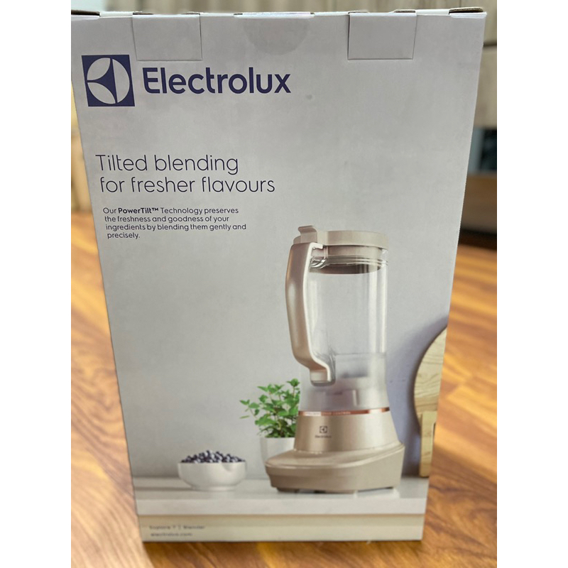 全新-伊萊克斯 Electrolux 主廚系列 全能調理果汁機 E7TB1-87SM ●獨家三段智能瞬速及重力感測馬達