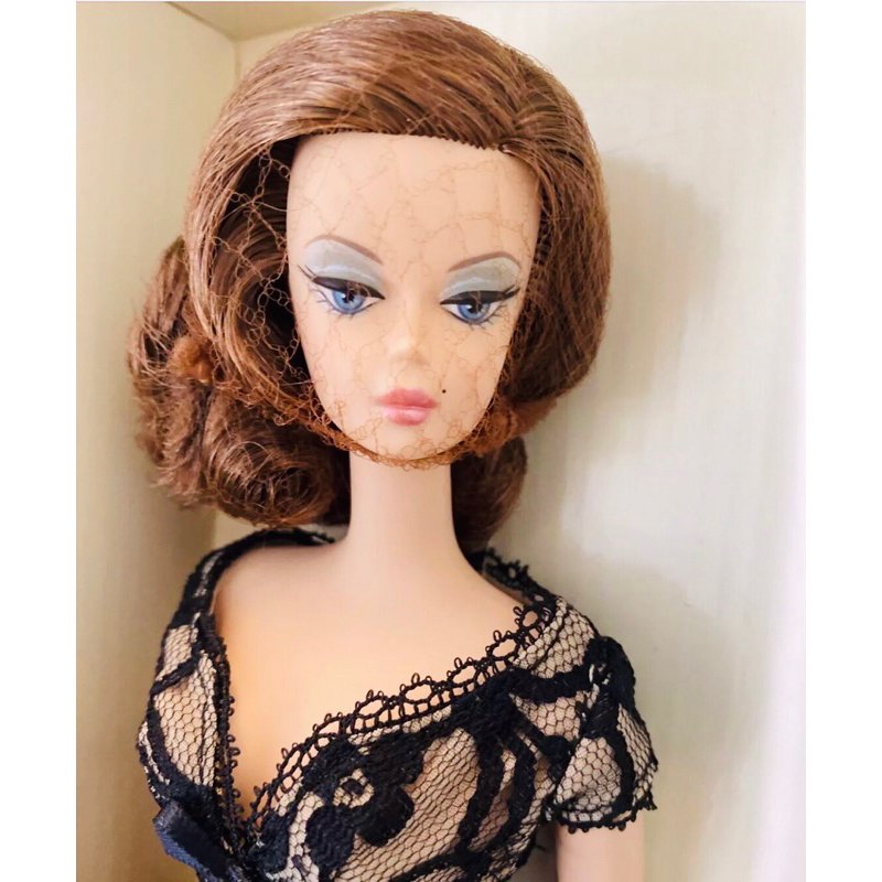 【 Barbie 】收藏型名模芭比— A Trace of Lace Silkstone Barbie 蕾絲名模