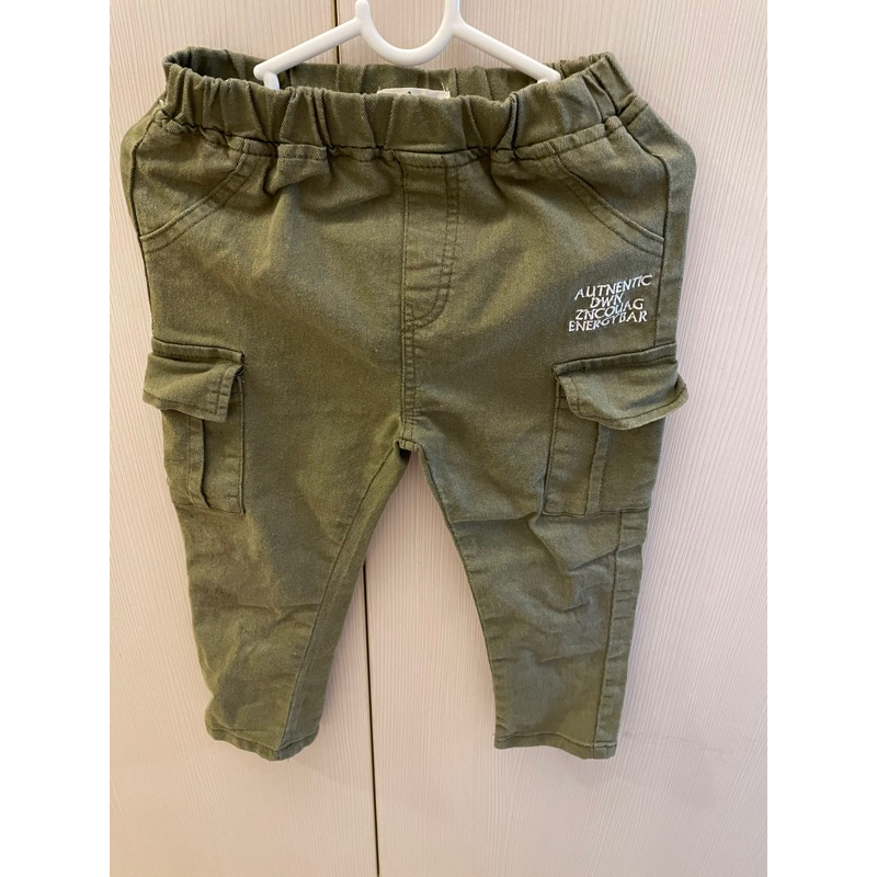 男幼童墨綠色長褲。3T