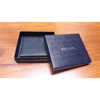 PRADA 短夾 皮夾 黑色時尚收納盒 商品尺寸：13.5cm長×11cm寬x4cm高(不包含內容物)