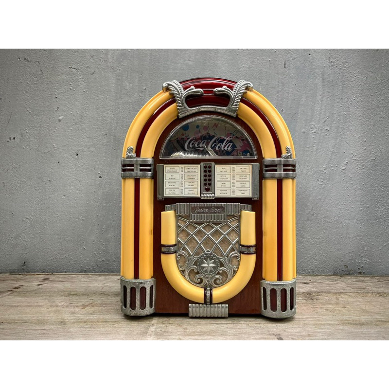 早期設計摩登造型收音機