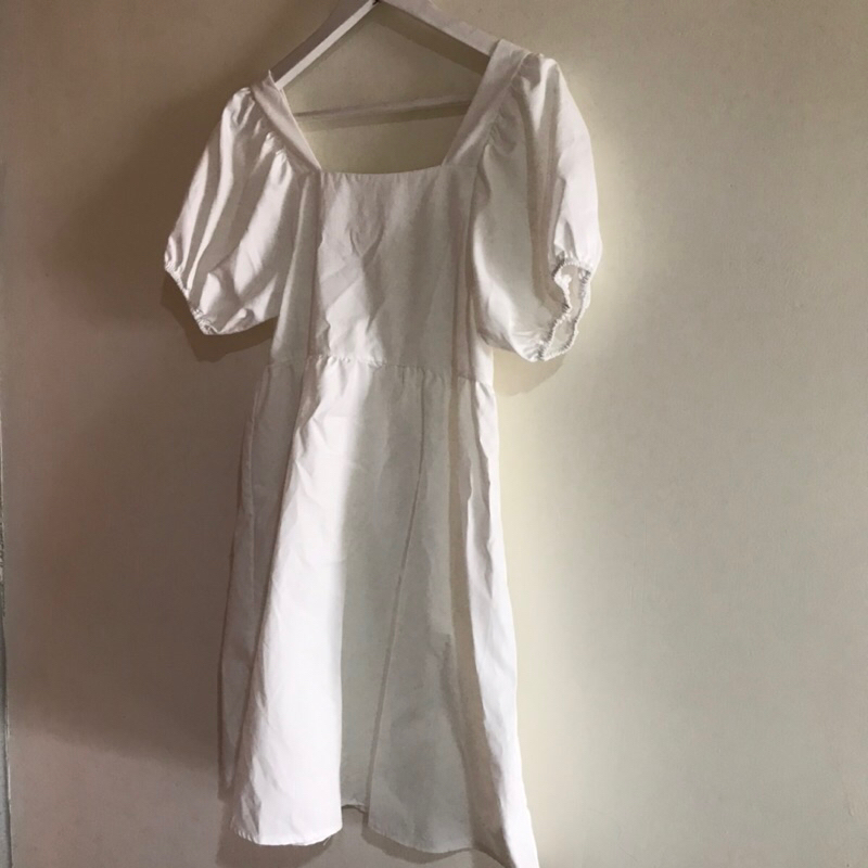 新崛江小店購入 法式復古方領泡泡袖白色洋裝/奧黛麗赫本風/收腰/顯胸