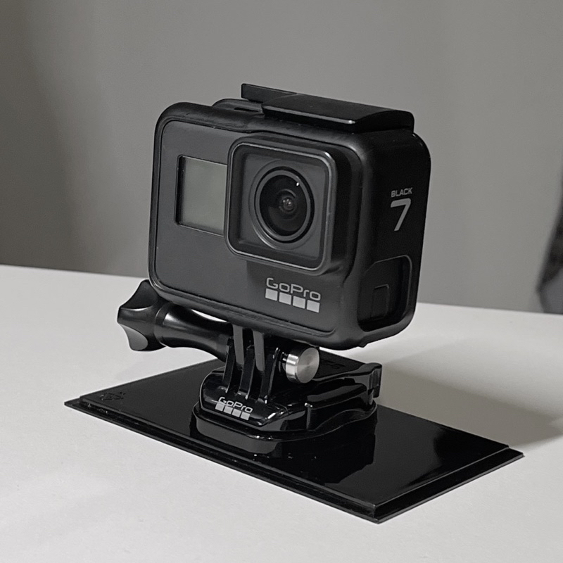 二手 GoPro 7 black 簡配（含充電盒 電池 傳輸線 腳架座 安全帽座）