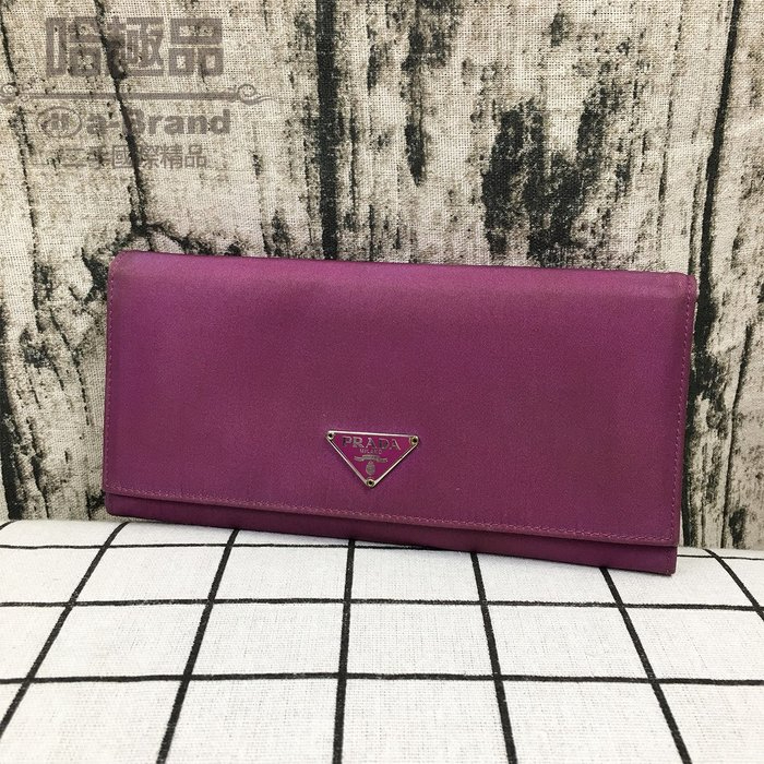 【哈極品】二手品《PRADA 經典紫色 三角鐵牌 尼龍 二折扣式長夾/皮夾》