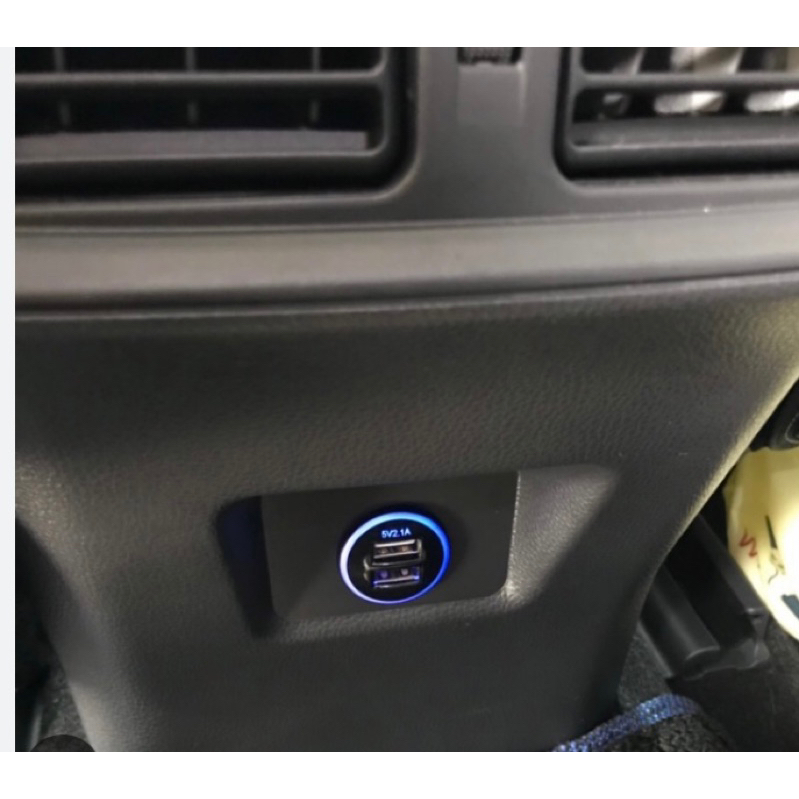 TOYOTA RAV4 WISH SIENTA 車美仕藍光雙孔USB圓形款(挖洞款28)2.1A充電孔後座圓形