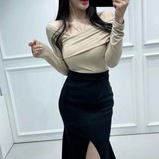 🇰🇷正韓 斜切領口短版長袖上衣 長袖T 短版上衣 露肩 露單肩 合身性感顯瘦 韓國女裝 代購✈️Winni Shop
