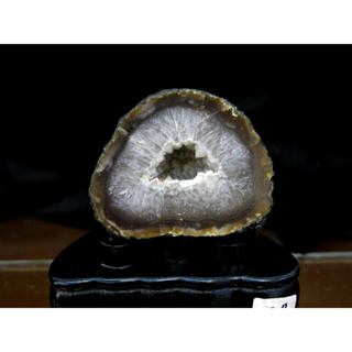 [[晶晶洞洞]]原皮巴西瑪瑙白水晶洞.重0.7公斤