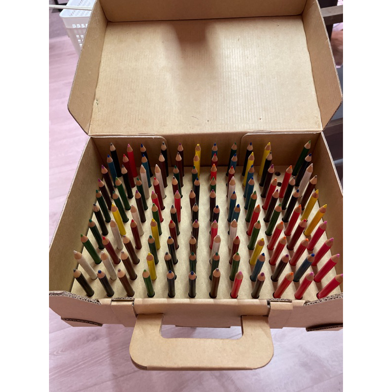 二手紙箱色鉛筆共118支色鉛筆