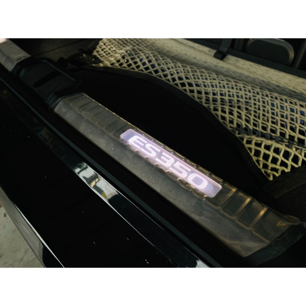 車庫小鋪 LEXUS 北美原廠 ES200 ES250 ES300h 後車箱 LED照明 金屬防刮飾板 特價