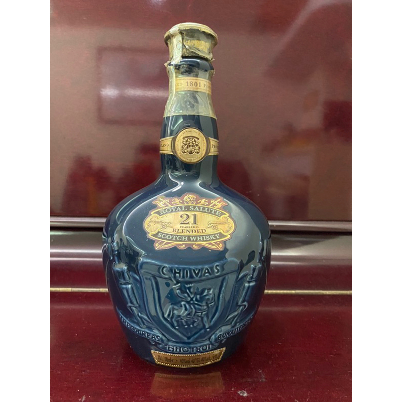 ROYAL SALUTE "皇家禮炮21年蘇格蘭威士忌"空酒瓶一只，附外包裝紙盒，僅供收藏。品相如圖