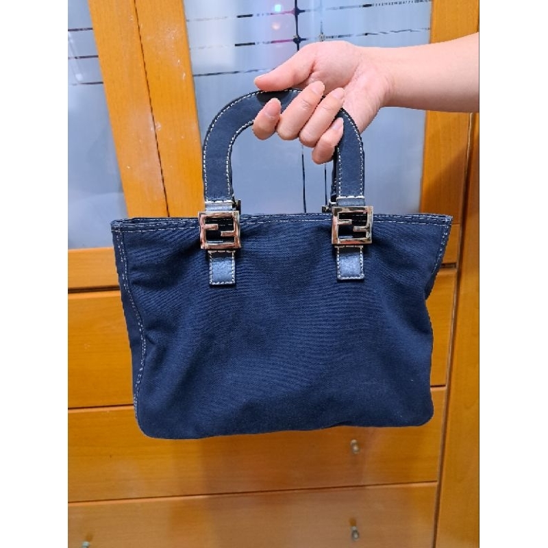 FENDI芬迪經典帆布包，義大利製造，顏色：深藍，屬於小包，就是可塞兩包抽取式衛生紙的空間再大一點點，沒大瑕疵；3680