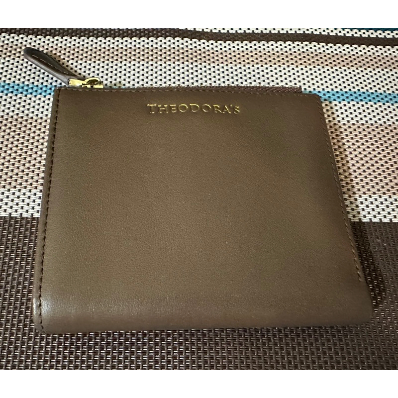 希奧朵拉 THEODORA'S  RFID 防盜對折拉鍊短皮夾 深棕色 皮夾 錢包 短夾