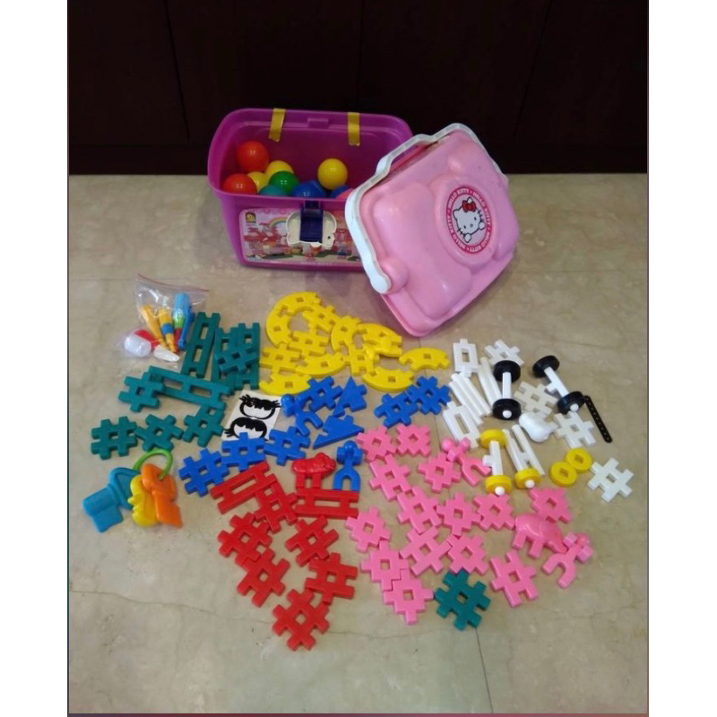 二手 幼兒學習積木 + 彩色遊戲塑膠球(33個) + Hello Kitty收納箱一個