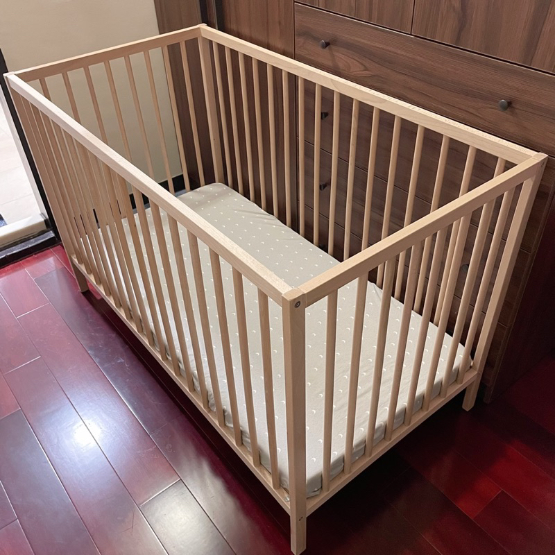 九成新 ikea 嬰兒床 附贈床墊、床包、床圍