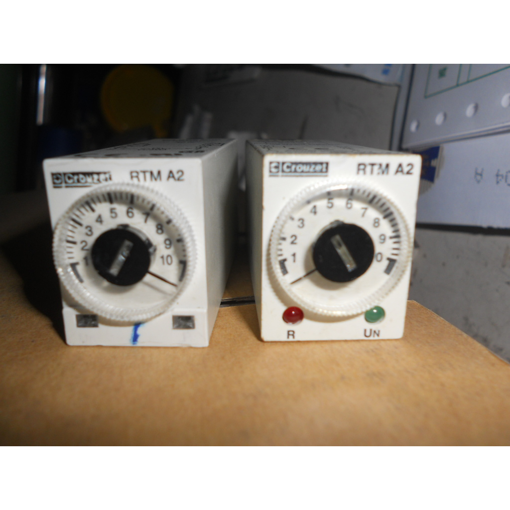 CROUZET  小型 計時器 RTM A2   0.1s-10h-100h 時間繼電器 24VDC (d1)