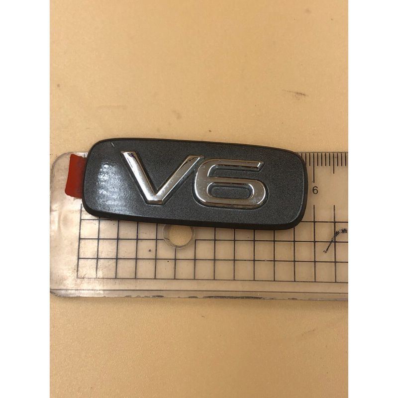 V6車標誌，貼側葉子板，後蓋