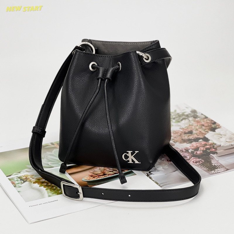 【New START精品服飾-員林】Calvin Klein CK 立體字母 束口 水桶包 側背包