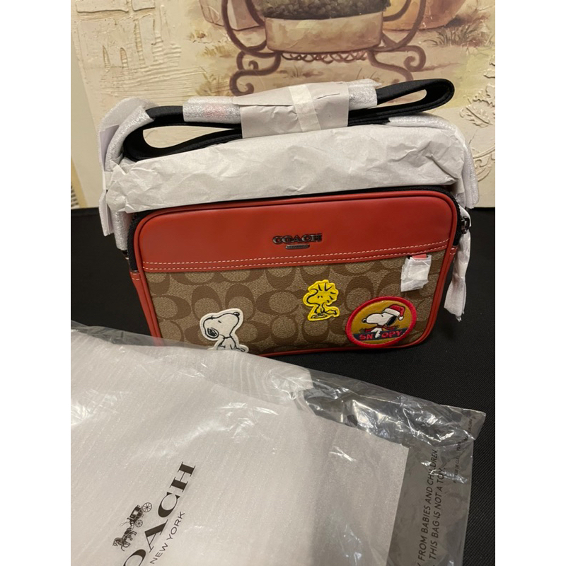 (全新正品）Coach Snoopy X PEANUTS史奴比斜背相機包