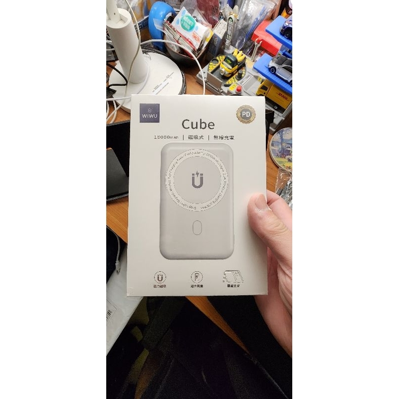 全新【WiWU】Cube 10000mAh 20W PD快充 MagSafe磁吸無線充行動電源(iPhone 充電必備)