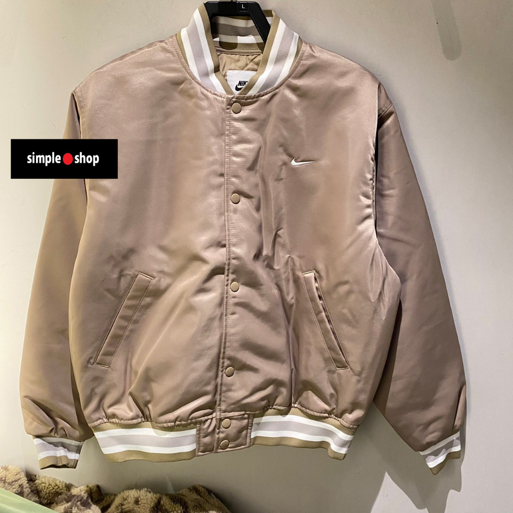【Simple Shop】NIKE 刺繡 LOGO 緞面 棒球外套 運動外套 奶茶色 鋪棉外套 DX0659-247