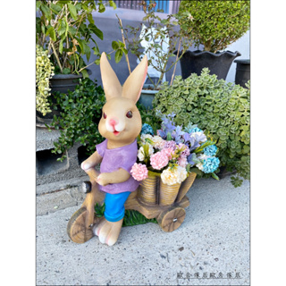歐舍傢居 兔子騎腳踏車花架 波麗製 紫衣男兔子花盆 裝飾品 兔子擺件 鄉村風 園藝用品 造景 戶外庭院花園 佈置品