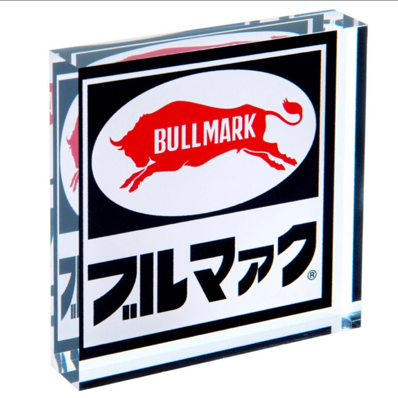 bullmark 紅牛 LOGO 墓場畫廊限定 壓克力水晶展示牌 軟膠 設計師 玩具