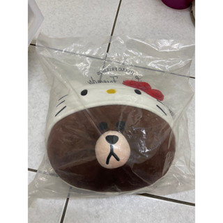 戴著Hello Kitty帽子的熊大抱枕