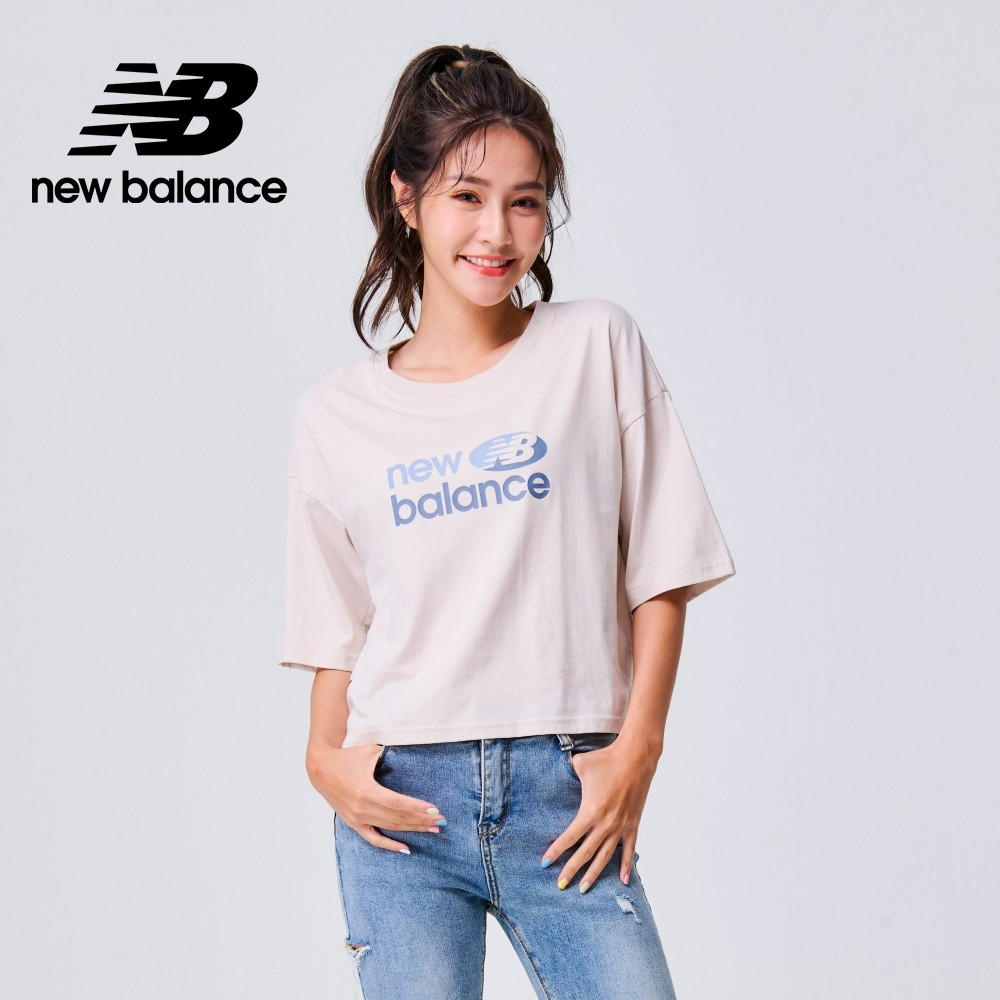 【New Balance】 NB 寬鬆微短版棉質短袖上衣_女性_杏色_WT31510MBM