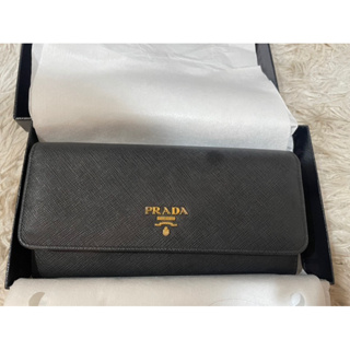 PRADA 金色浮雕LOGO防刮牛皮雙釦長夾雙色-附卡夾