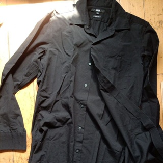 Uniqlo黑襯衫，修身剪裁布料微彈性