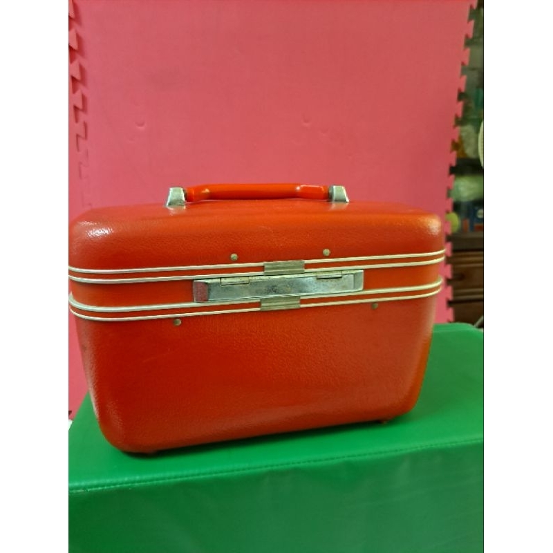 Echolac 早期大大的手提紅色化妝箱（約長35、寬18、高22）