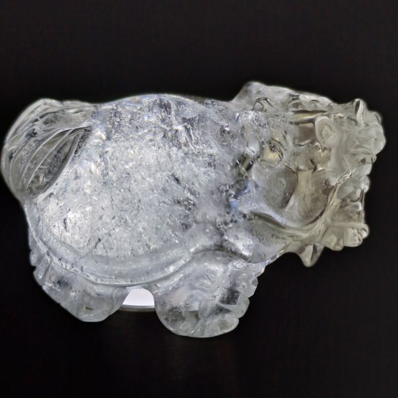 天然白水晶龍龜雕件，長4.2公分，雕工精細，渾圓的財庫（肚子），背部天然石紋有微摳感