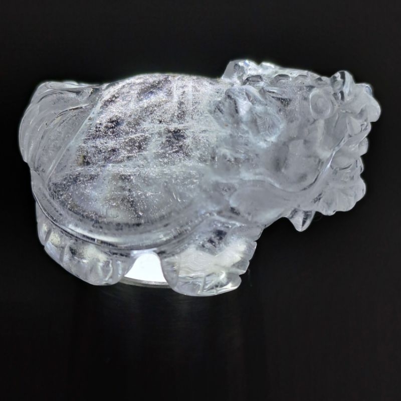 天然白水晶龍龜雕件，長3.8公分，雕工精細，渾圓的財庫（肚子）