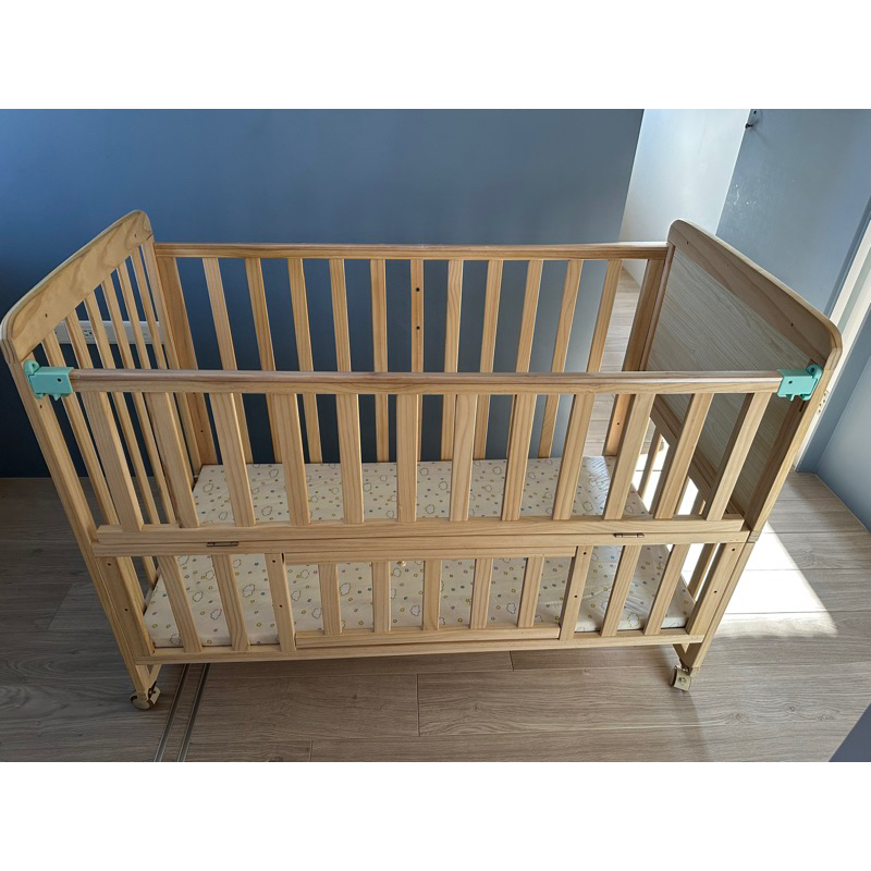 二手實木多功能嬰兒床，搖床，置物架，書桌 （附簡單的床墊、床圍）